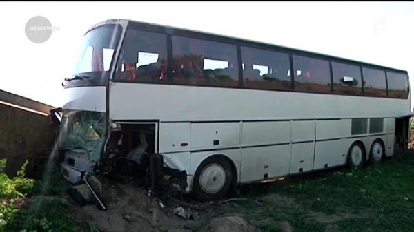 Un autocar înmatriculat în Ungaria cu 51 de oameni la bord şi o maşină s-au ciocnit frontal