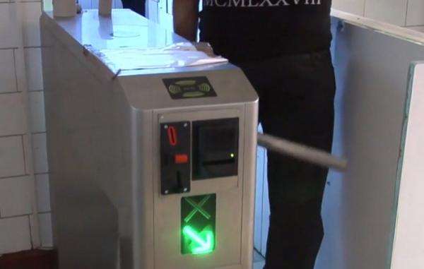 Edilii Brăileni au montat un turnichet la uşa unei toalete publice