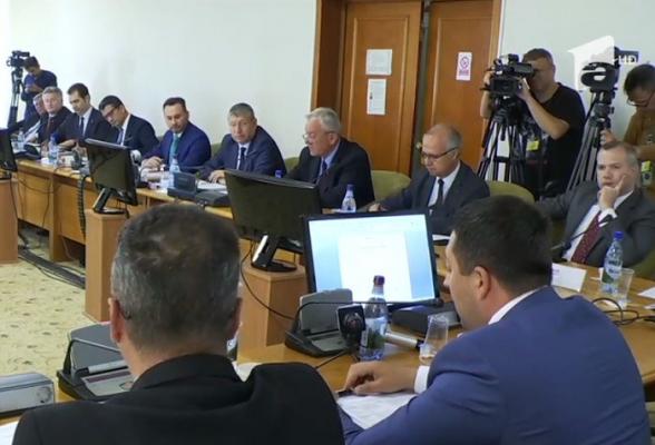 Primarii rămân fără bani la buget. Ei vin cu o soluţie - impozitarea Casei Poporului şi-a altor clădiri publice