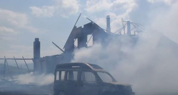 Un incendiu puternic a lăsat pe drumuri un bărbat invalid, cu cinci copii, din Bistriţa Năsăud