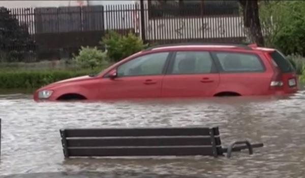 Potop în mai multe localităţi din Constanţa. Apa a depăşit un metru adâncime pe mai multe străzi!