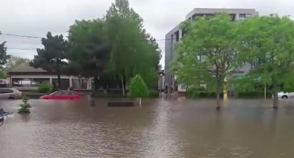 Inundații pe litoral, după câteva minute de precipitații torenţiale. Sistemul de canalizare a cedat