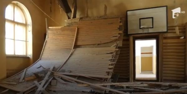 Elevii şcolii din Alba, în pericol de moarte. Decizia care le-a salvat viaţa cu câteva minute înainte ca tavanul sălii de sport să cadă