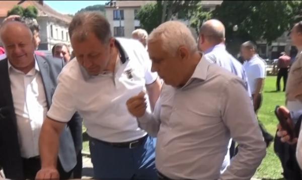 Ministrul Agriculturii a fost răsfăţat cu preparate tradiţionale din carne de oaie la un festival din Bistriţa