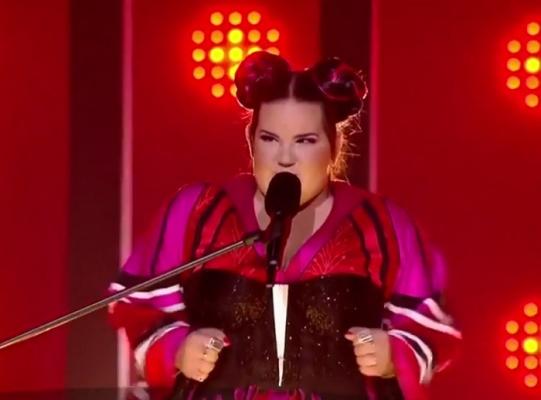 Cu un mesaj feminist şi un refren ce imită sunetele unei găini, o tânără din Israel a câştigat concursul Eurovision