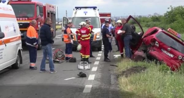 Maşină de şcoală de şoferi lovită puternic de un şofer, în Mehedinţi