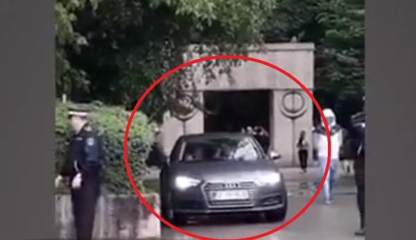 Nou scandal în Târgu Jiu, la operele lui Brâncuşi. Explicaţia halucinantă a unui turist care şi-a parcat maşina lângă Poarta Sărutului