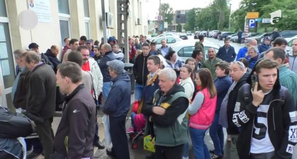 Haos la Serviciul de Înmatriculări şi Paşapoarte Braşov. Oamenii au fost nevoiţi să stea ore întregi la coadă