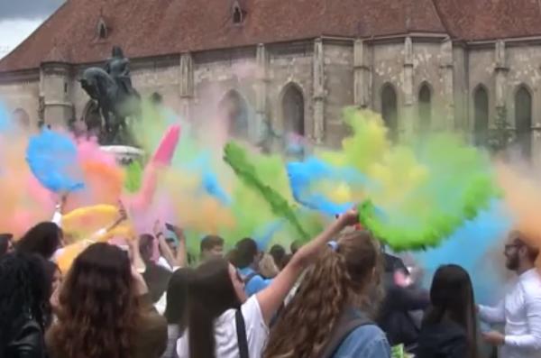 Bătaie cu culori la Cluj! Zeci de tineri au dat startul oficial la Zilele Oraşului