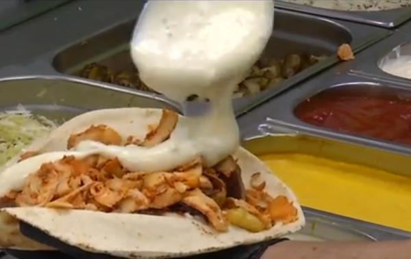 Tinerii intoxicaţi după ce au mâncat shaorma de la fast food-ul din Iaşi rămân în spital! Ce au descoperit anchetatorii