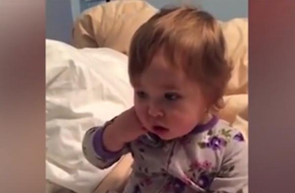 O fetiţa îşi imită mama vorbind la telefon (Video)