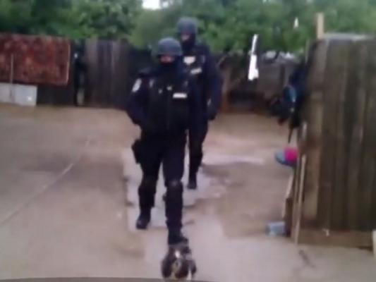 Trei persoane ridicate şi acuzate de jaf la drumul mare, după ce înţepau cauciucurile maşinilor