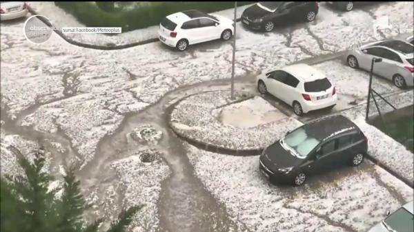 O furtună extrem de violentă, care nu a durat mai mult de 15 minute, a paralizat traficul rutier într-o mare parte a capitalei Turciei