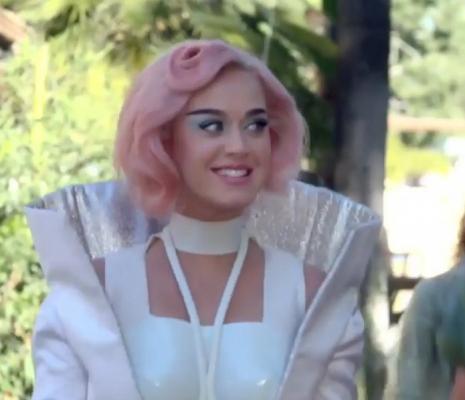 Katy Perry a făcut cinste fanilor săi cu câte o băutură, la un concert în Santa Barbara