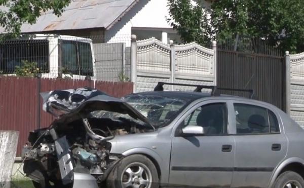 Accident teribil în Prahova, unde o şoferiţă a evitat o buturugă şi a lovit doi copii. Şi copilul ei de un an e acum în comă