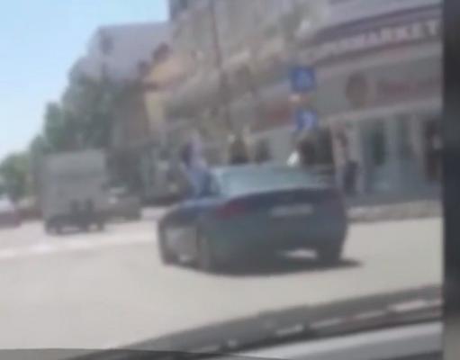 Mai mulţi absolvenţi de liceu din Constanţa au fost amendaţi din cauza modului în care şi-au sărbătorit terminarea studiilor