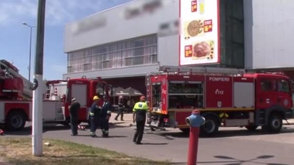 Panică la mall-ul din Buzău. Zeci de oameni au fost evacuaţi după ce un incendiu la un restaurant