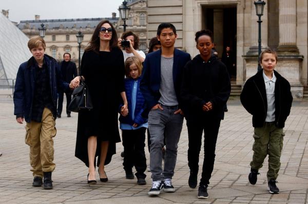 Angelina Jolie, probleme mari după divorţul de Brad Pitt. Actriţa nu poate pleca în străinătate cu copiii