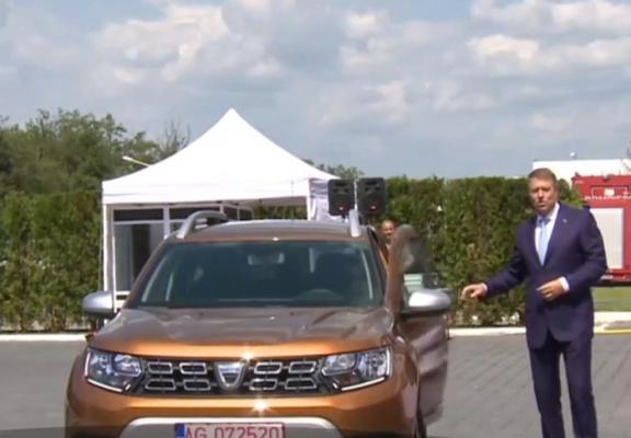 Klaus Iohannis a făcut test drive cu noul model Dacia Duster (Video)