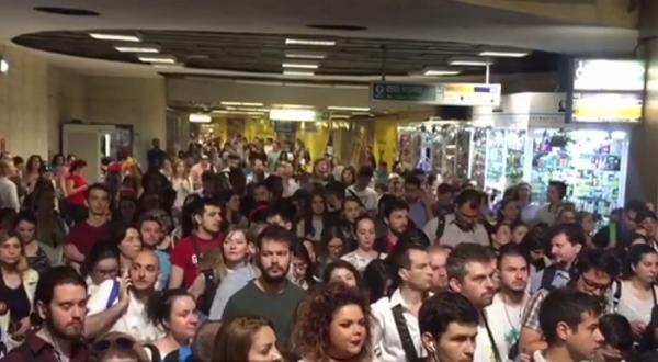 O urgenţă medicală a creat haos la metrou. Mii de oameni s-au îmbulzit pe peroane, după ce un tren a stat 10 minute în staţie