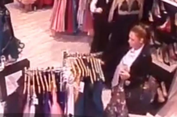 Tinere surprinse la furat de rochii într-un magazin din centrul Bacăului