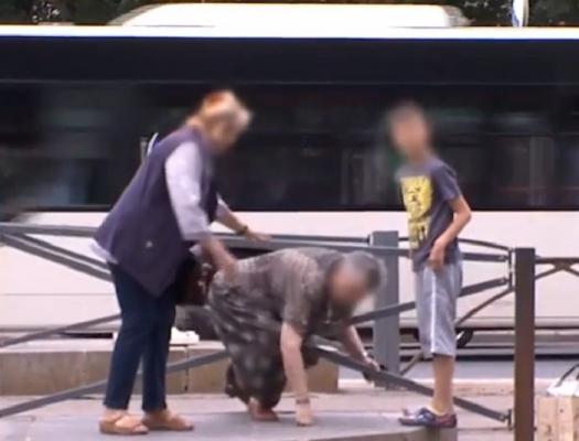Zeci de pietoni îşi pun zilnic viaţa în pericol, într-o intersecţie din Capitală