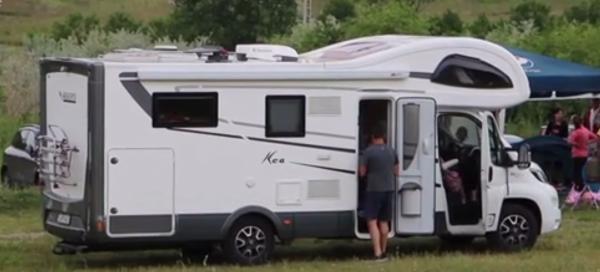 Vacanţă cu o casă pe roţi! Tot mai mulţi români aleg să-şi cumpere rulotă