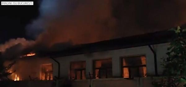 Anchetă după incendiul de la şcoala din Rahova. Sutele de copii vor fi mutaţi în alte şcoli, părinţii cer lămuriri