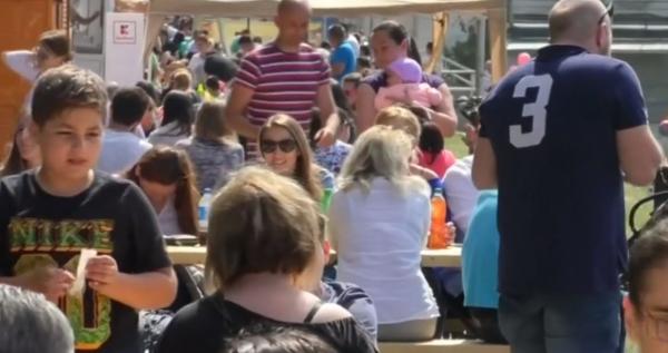 Sute de oameni la standurile cu bunătăţuri de la Street Food Festival Braşov