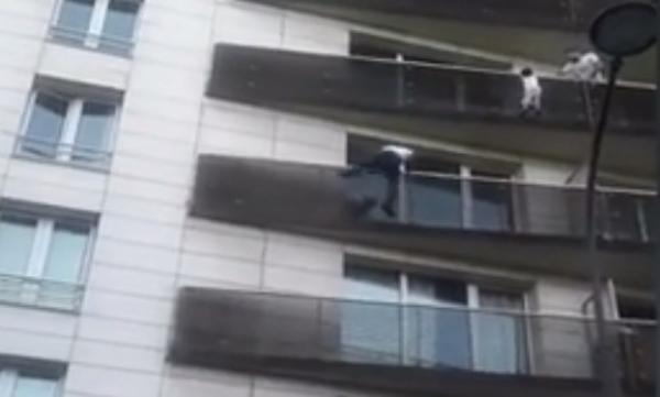 Copil salvat de 'Omul-Păianjen' la Paris. Micuţul atârna de balustrada unui balcon, la zece metri înălţime. Imagini dramatice