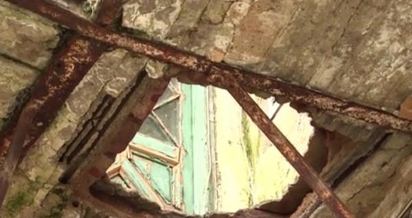 Un bărbat s-a prăbuşit de la etajul unu al unei clădiri istorice din Timişoara