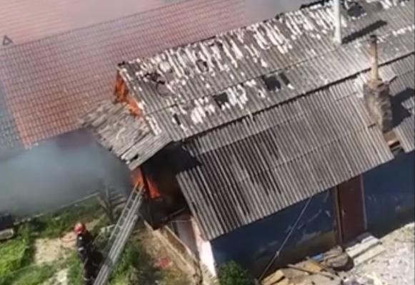 Peste 20 de copii din Bistriţa au rămas pe drumuri, după ce casa lor a luat foc