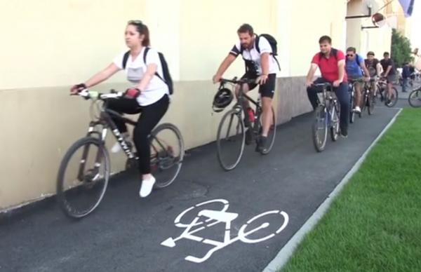 Bicicliştii din Timişoara, supăraţi pe primar sunt nevoiţi să împartă trotuare înguste cu pietonii