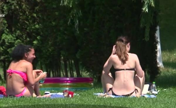 Piscinele din Târgu Mureş, luate cu asalt de tineri. Elevii şi studenţii învăţă pentru examene la ştrand!