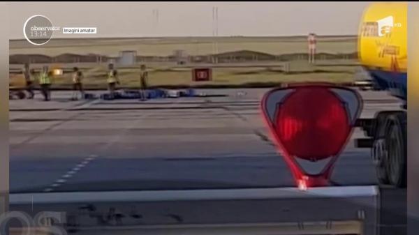 Imagini neobişnuite pe Aeroportul din Timişoara. Un transport de bagaje s-a răsturnat pe pistă