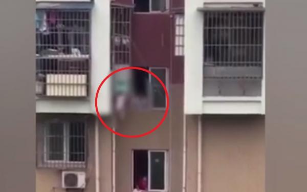 Copil de 2 ani, salvat în ultimul moment, după ce a rămas suspendat la 9 metri înălțime