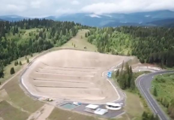 Autorităţile din Suceava au construit o groapă de gunoi în vârf de munte. Trei tineri au creat "Balada gropii de gunoi"