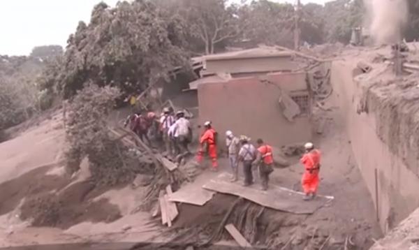 Zeci de morţi şi sute de dispăruți în Guatemala, după ce râuri de lavă au acoperit sate întregi