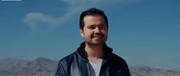După hituri precum "Cine eşti?" şi "Stele", 3 Sud Est a lansat piesa "Dansăm în ploaie"