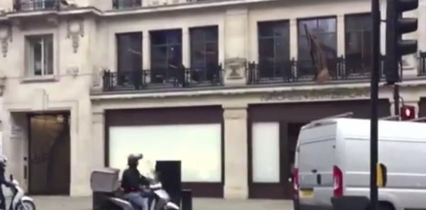 Personalul unui magazin elveţian de bijuterii din centrul Londrei este terorizat de hoţi