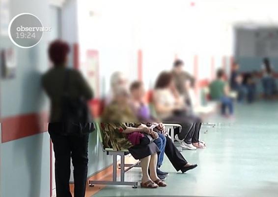 Pe holurile marilor spitale din Capitală, pacienţii aşteaptă în picioare, într-o căldură insuportabilă
