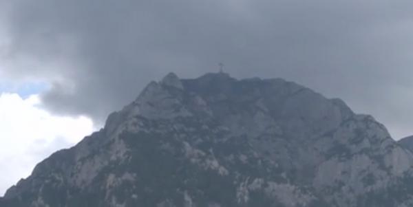 Două elicoptere şi 125 de salvatori s-au mobilizat în cea mai amplă misiune a anului, după ce un turist american a fost dat dispărut în Munţii Bucegi