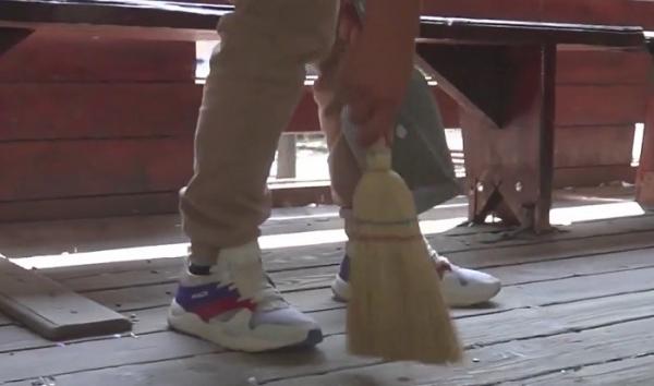 Poliția Locală din Suceava, dotată cu măturică și făraș, pentru aceia care lasă mizerie în urma lor