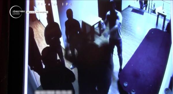 Un bărbat a fost snopit în bătaie de şapte indivizi, într-un local din Cluj Napoca