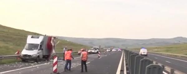 Un om a murit şi alţi cinci au fost răniţi, după ce două autoutilitare s-au ciocnit pe Autostrada Sibiu - Orăştie