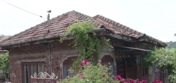 Tanti Mița, teroarea unui sat din Dâmboviţa. Localnicii se plâng că femeia îi atacă cu pietre