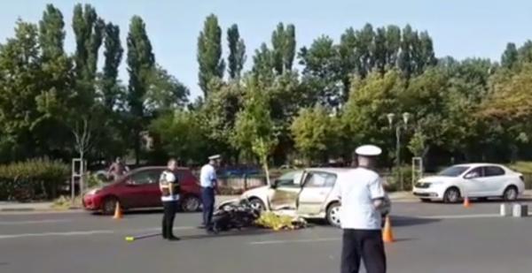 Sfârşit violent pentru un tânăr de 32 de ani din Capitală, după ce o maşină a intrat în plin în motocicleta cu care circula