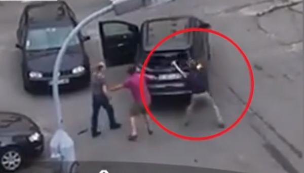 Piteşteanul filmat cum distruge maşina vecinului cu un stâlp de fier se apără: 'M-am speriat, am dat de frica'