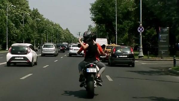Concurența dintre patru și două roți, în traficul haotic din Capitală