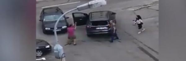 Scene violente au fost surprinse într-o parcare din Piteşti